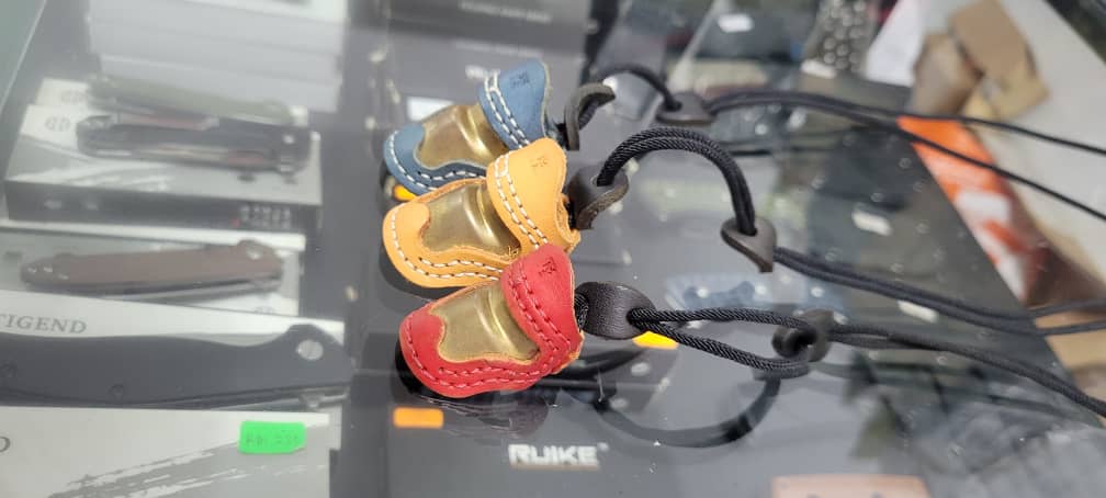 THUMB GUARD Gabungan dari bahan kulit dan brass dan boleh laras. 3 size S(merah),M(brown) dan L(blue) - Image 1